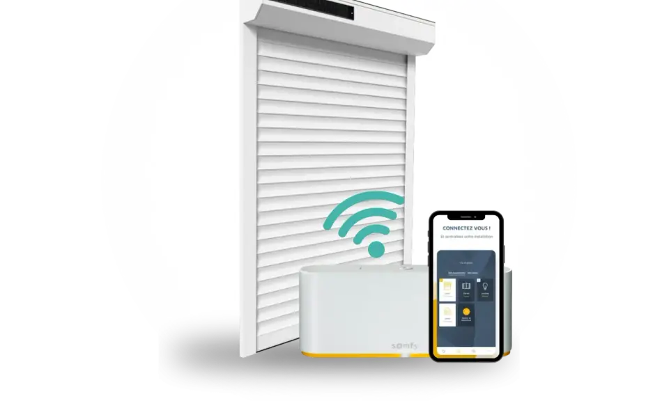 Un volet roulant blanc connecté, une box domotique Somfy et un smartphone affichant l'application. Idéal pour savoir quel volet roulant choisir.