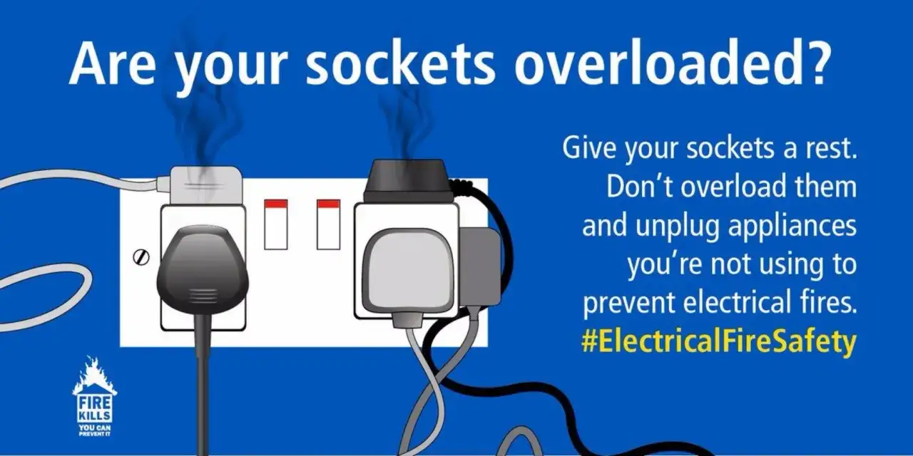 Prise &eacute;lectrique surcharg&eacute;e avec des fum&eacute;es s'&eacute;chappant, un exemple de multiprise sur multiprise. Attention aux surcharges &eacute;lectriques.