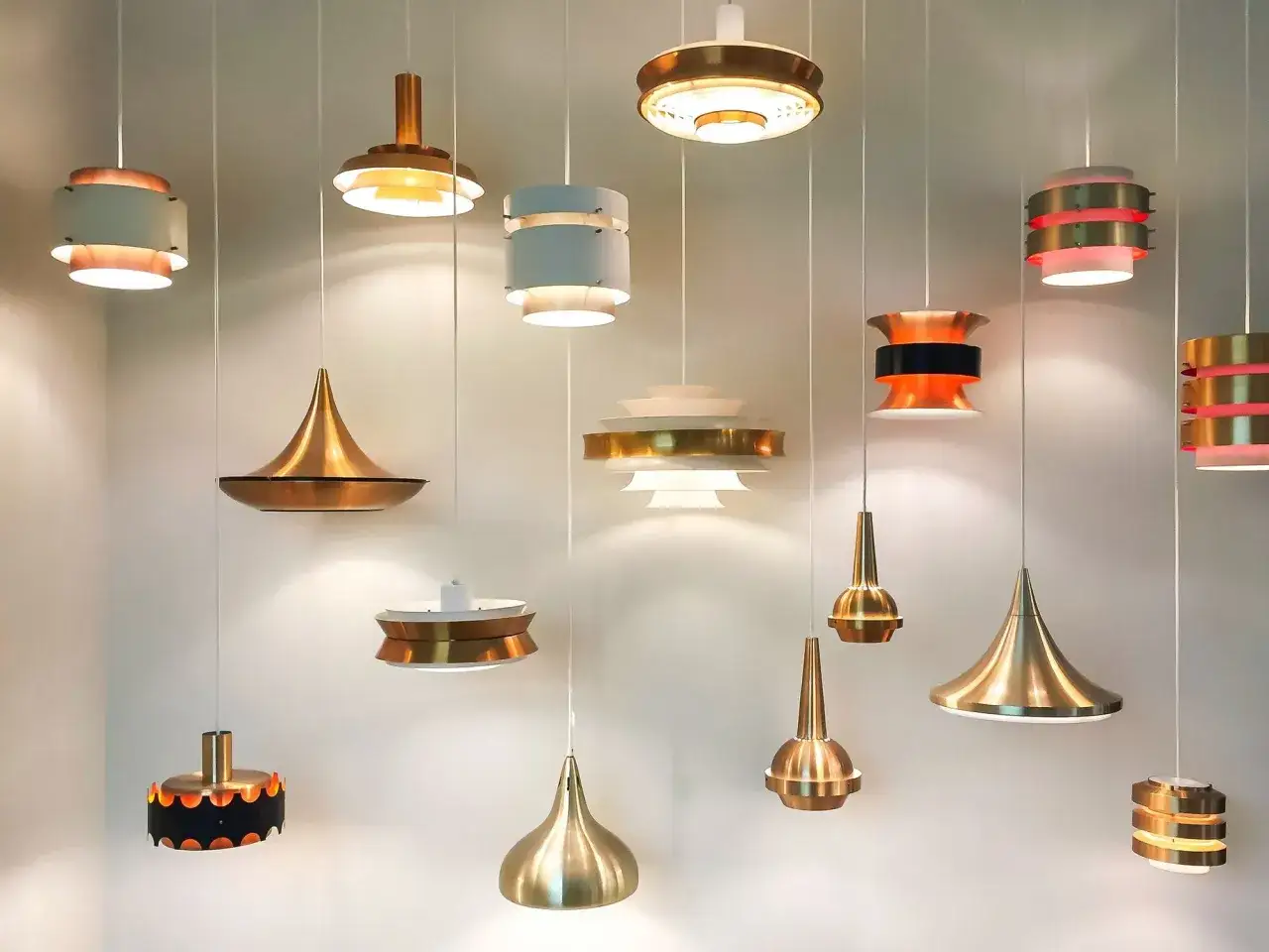 Collection de suspensions design aux formes vari&eacute;es, diffusant une lumi&egrave;re chaude et accueillante.