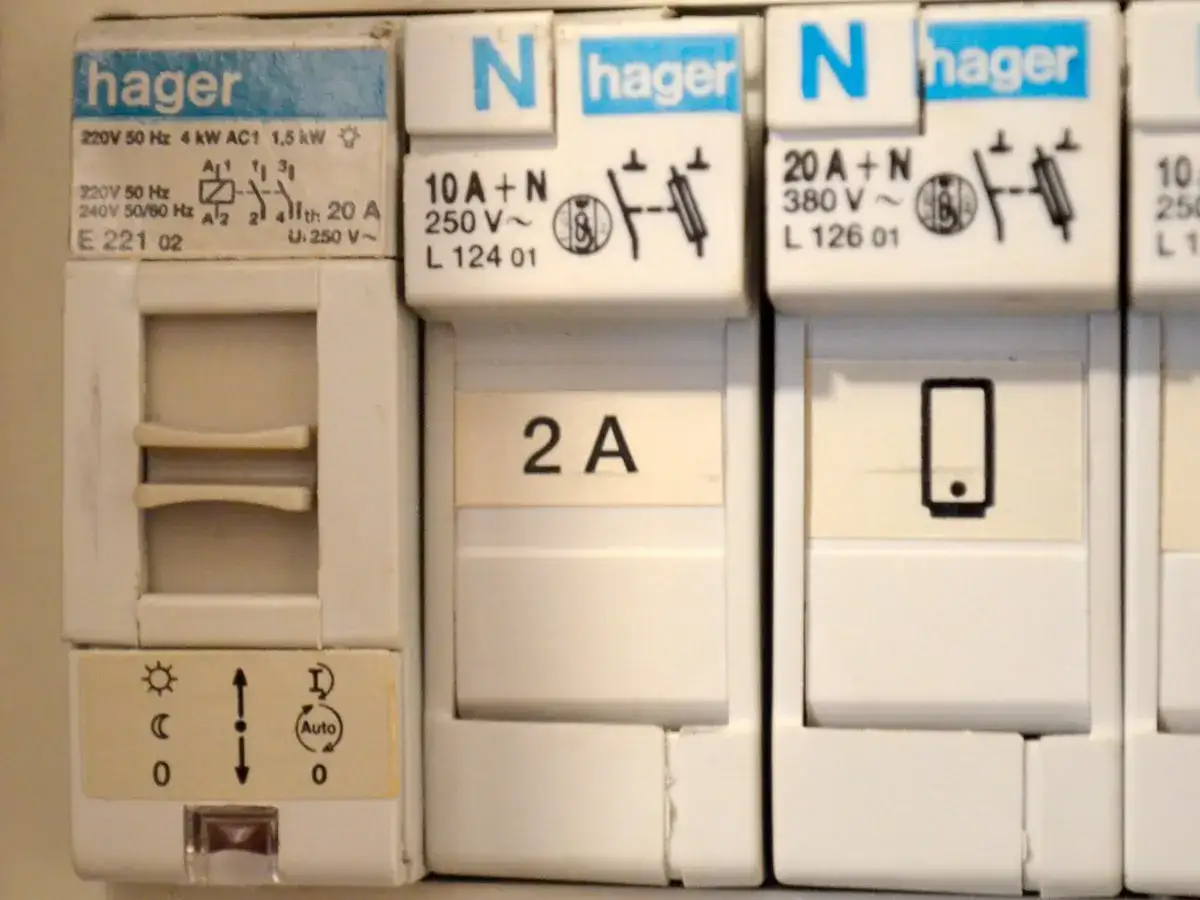Disjoncteur Hager, possiblement un contacteur chauffe eau, avec des indications de courant et de tension.