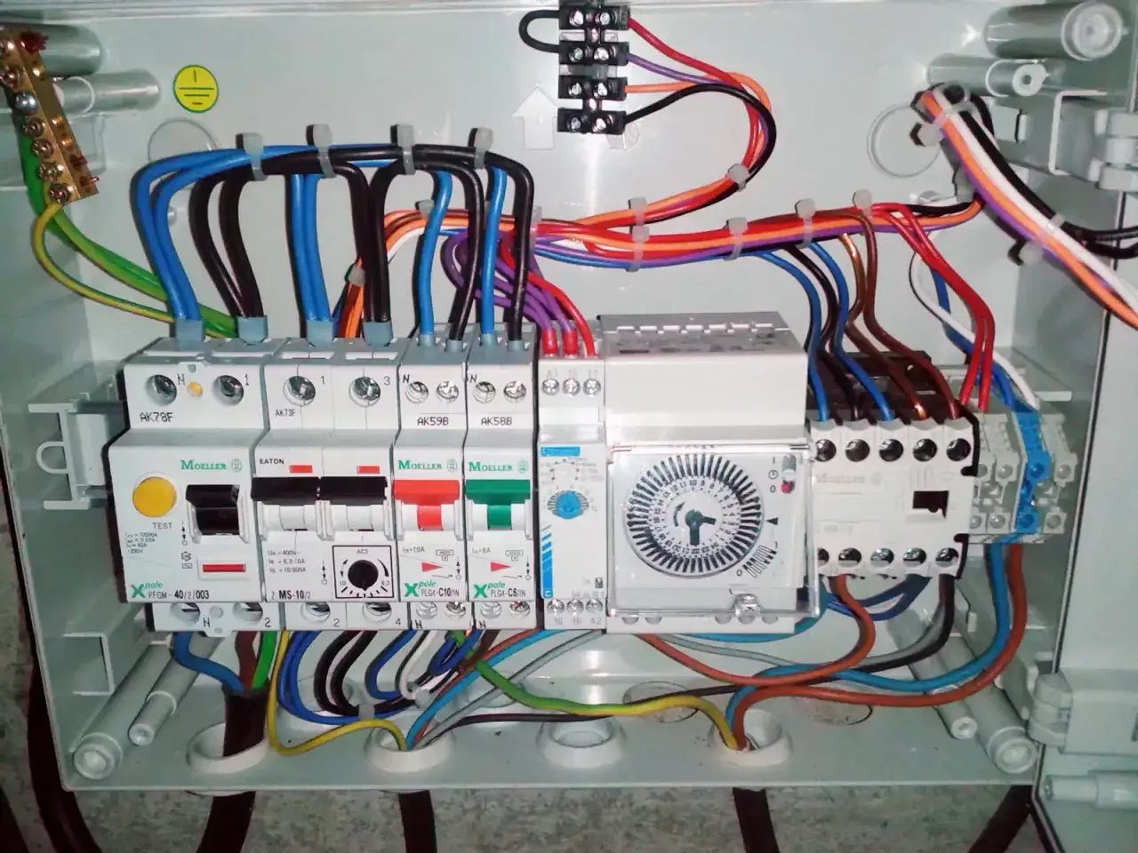 Coffret &eacute;lectrique avec disjoncteurs et programmateur. Un disjoncteur diff&eacute;rentiel type A ou AC pour piscine assure la s&eacute;curit&eacute;.