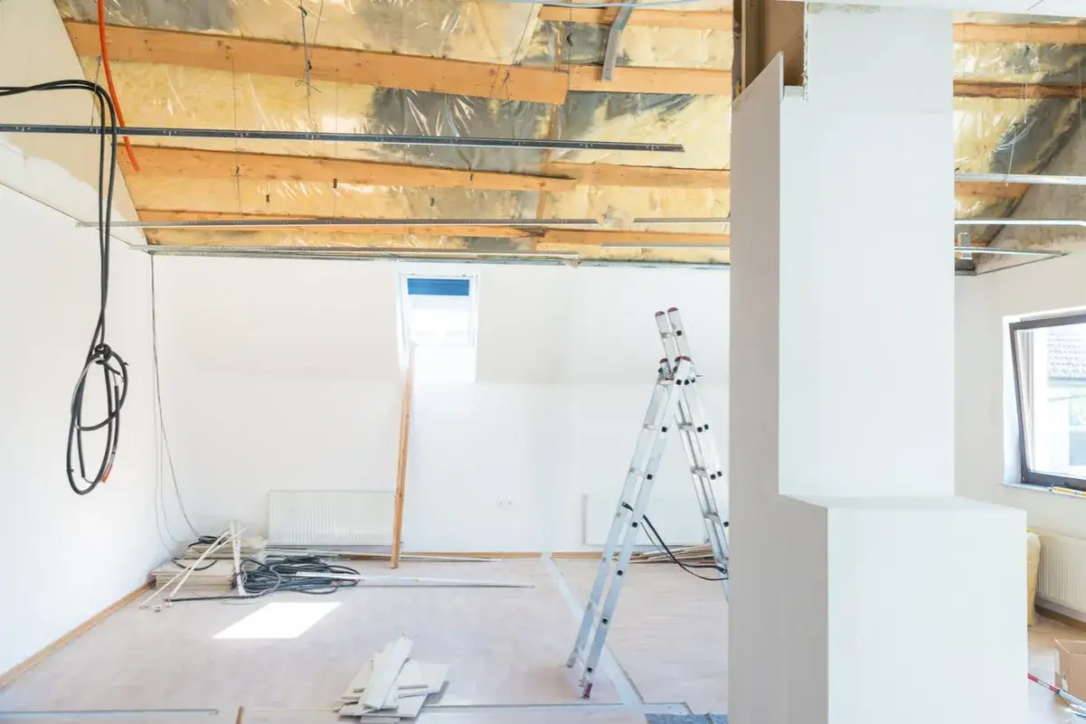 Chantier en cours : c&acirc;bles &eacute;lectriques apparents, &eacute;chelle, et mat&eacute;riaux. Projet de refaire &eacute;lectricit&eacute; sans saign&eacute;es en vue.