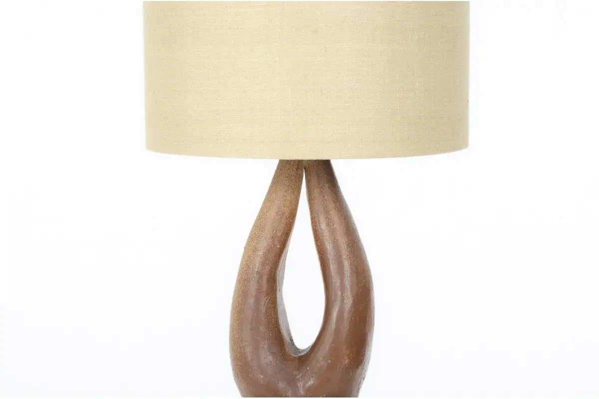 Lampe céramique vintage au design organique, avec un abat-jour en lin clair.