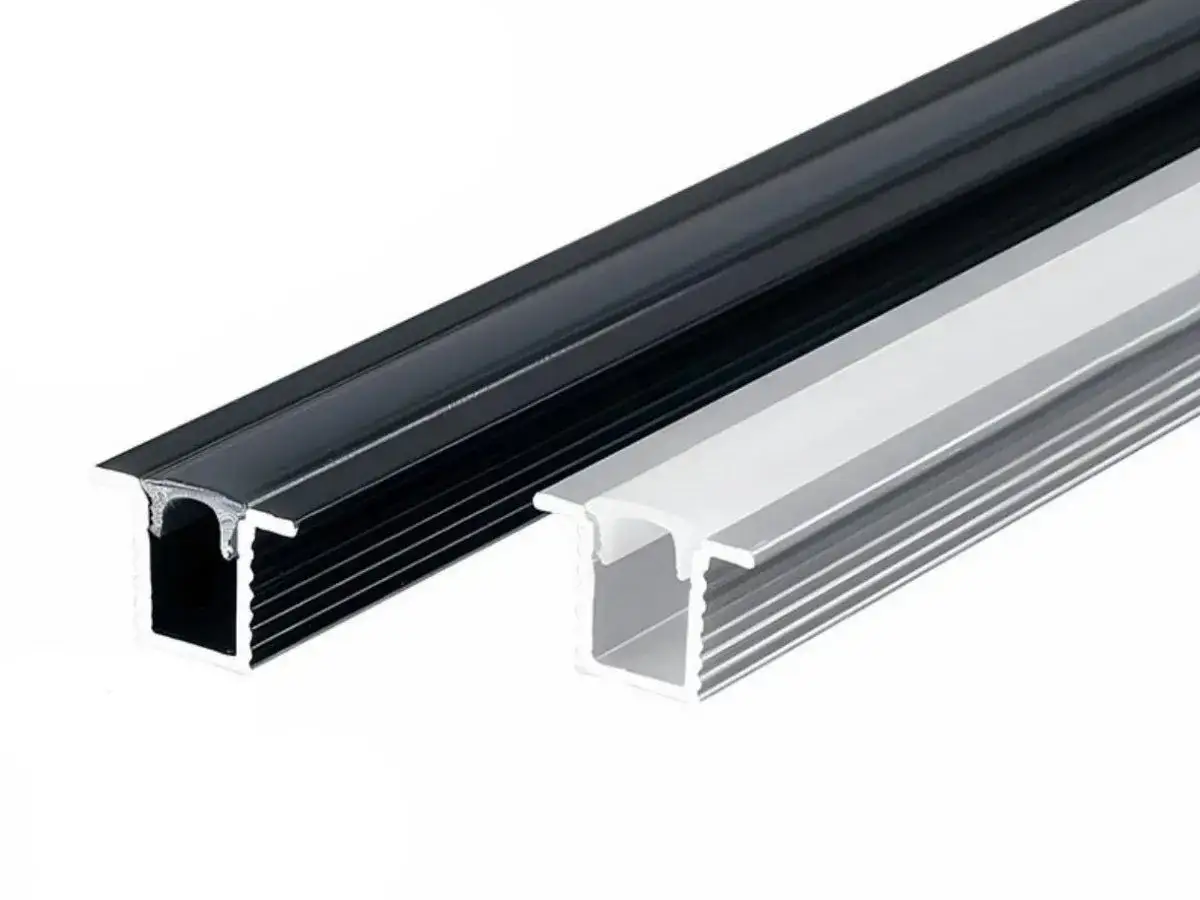 Profil&eacute;s aluminium pour bande LED, noir et argent&eacute;. La largeur de bande LED est adapt&eacute;e &agrave; ces profil&eacute;s.