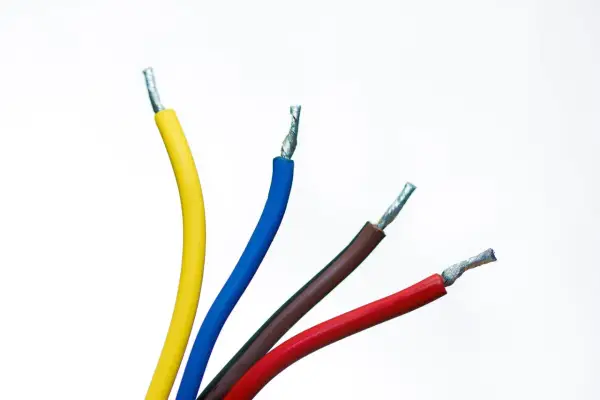 Quatre fils électriques dénudés : jaune, fil bleu électrique, marron et rouge, sur fond blanc.