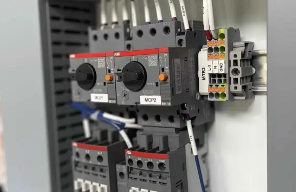 Panneau électrique avec contacteurs ABB. La fonction contacteur est visible sur les dispositifs MCP1 et MCP2.