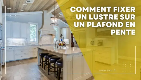 Comment fixer un lustre sur un plafond en pente : une cuisine moderne avec îlot central et luminaires suspendus.