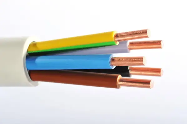 Gros plan sur un type de câble électrique avec des fils de cuivre dénudés de différentes couleurs : jaune, vert, gris, bleu, noir et marron.