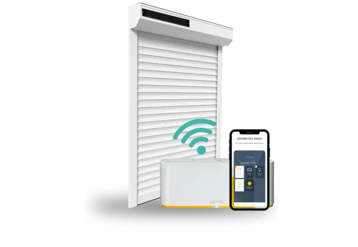 Un volet roulant blanc connecté, une box domotique Somfy et un smartphone affichant l'application. Idéal pour savoir quel volet roulant choisir.